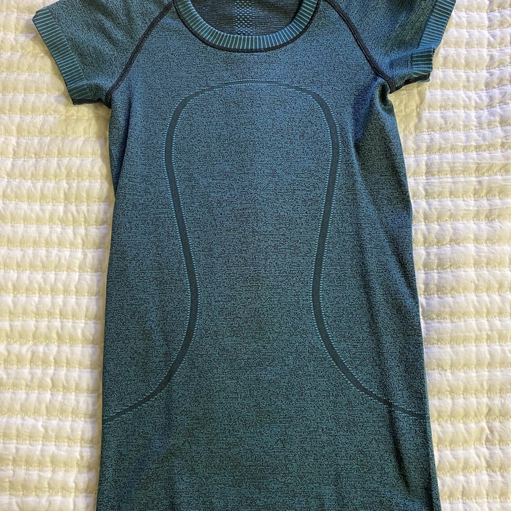 Lululemon Swiftly Tech Short Sleeve Shirt in a size 2.